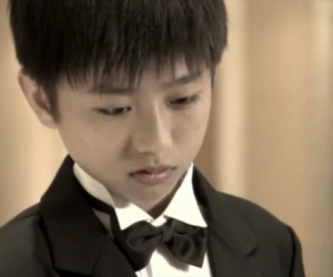 蔡徐坤12岁时出演的童年电视剧《童话二分之一》，剧中已展现大长腿风采