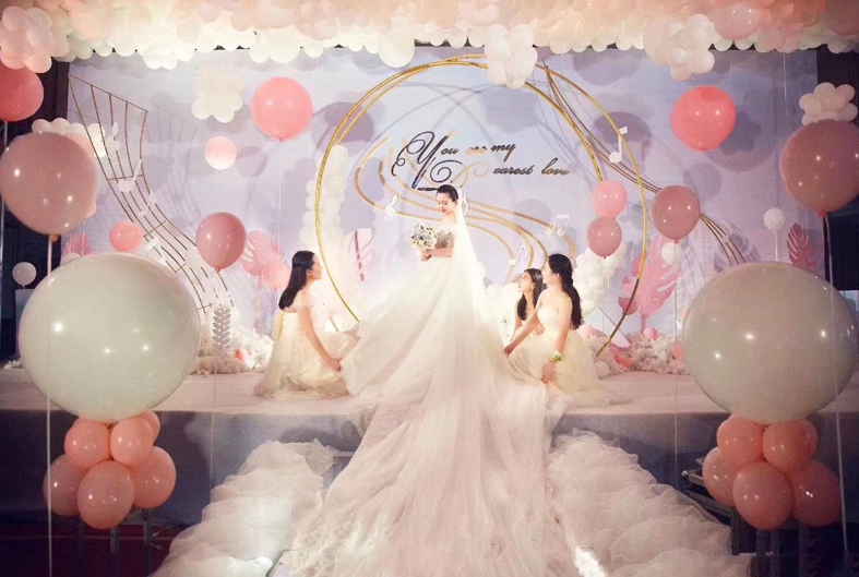 时尚婚礼必备元素解析：气球装饰下的梦幻现场实例图鉴