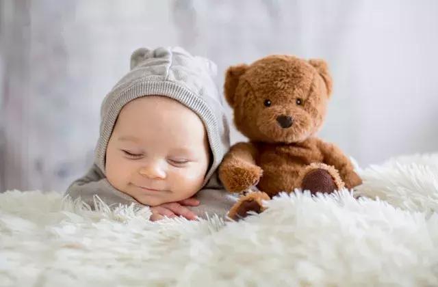 新生儿脑瘫早期自测图示及婴儿睡姿中头部后仰原因解析