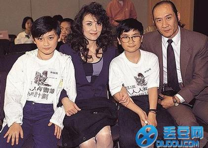 71岁香港功夫巨星李家鼎宣布再婚，新欢身份引关注，曾出演多部经典剧集，前妻私照曝光