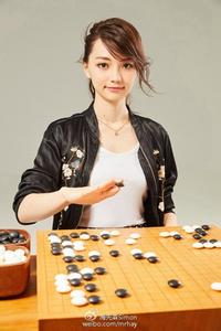 围棋女神黑嘉嘉跨界娱乐圈，揭秘其背景与感情生活：胸围尺寸及男友身份大起底