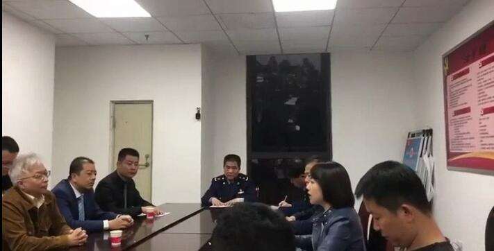 奔驰女车主身份揭秘：完整事件经过，她的真实身份是什么？