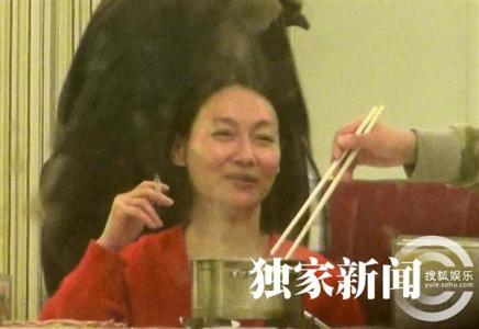 金像奖影后惠英红的情史揭秘：为何不婚，年轻时坐台经历与自杀内幕