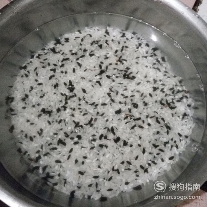 黑米饭的做法 详细的方法步骤解读