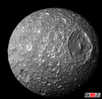 2010年2月13日,nasa卡西尼探测器拍摄土卫六时,可以清晰地看到一个名