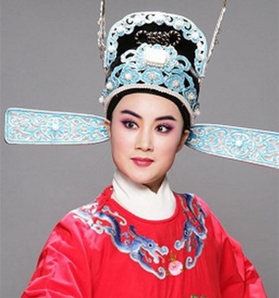 张宇峰是越剧四大小生流派中陆派的后起之秀和第三代优秀的传承者